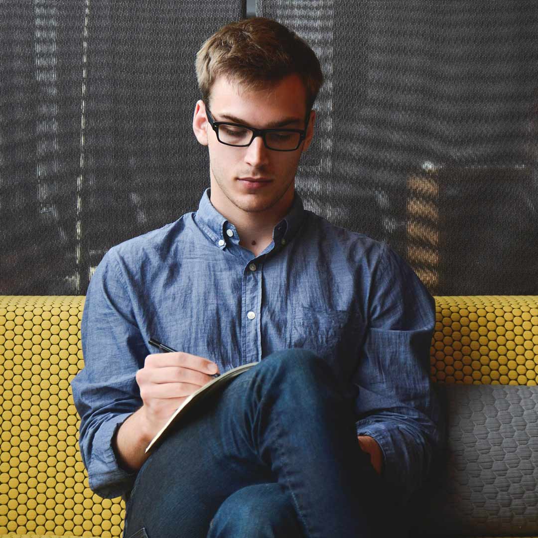 Ragazzo scrive il suo curricilum vitae